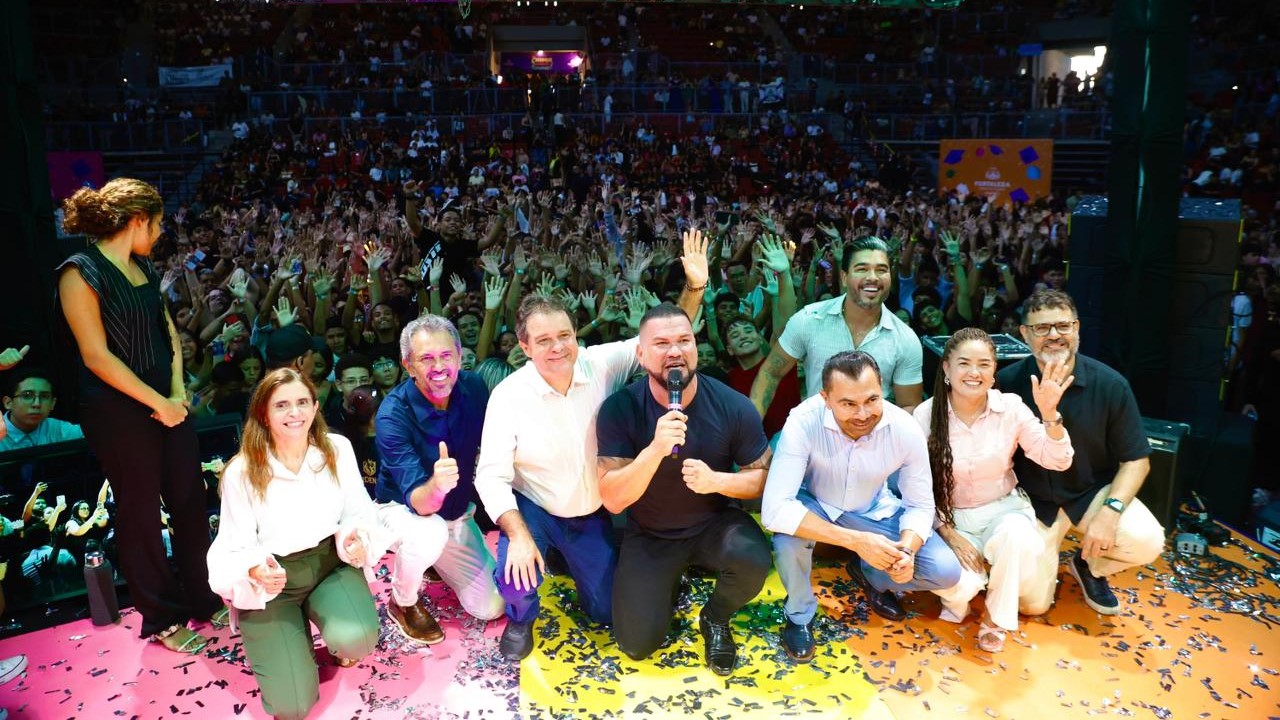 grupo de pessoas posa para a foto